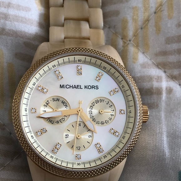 Micheal Kors Women’s Ritz Horn Watch - Picture 3 of 6